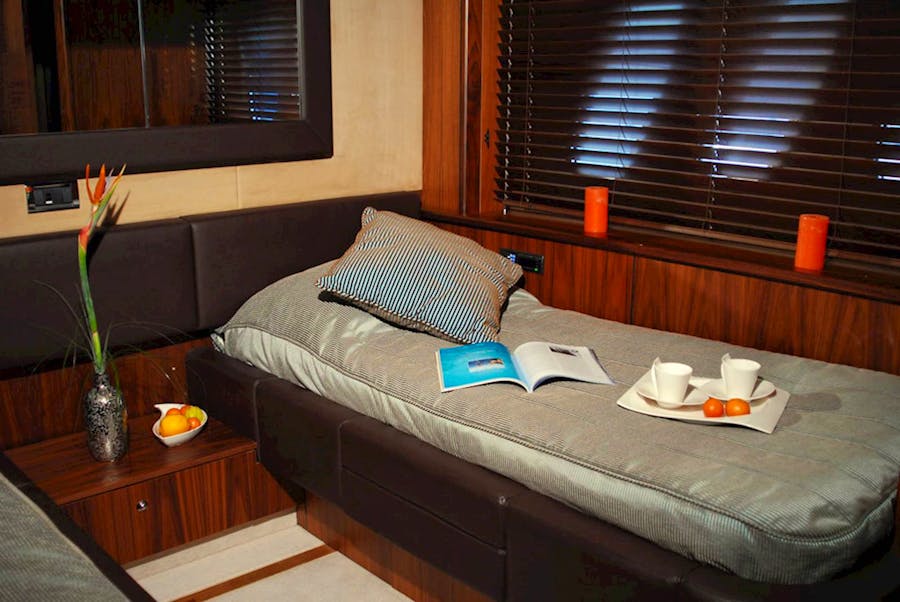 19-luxury-sunseeker-yacht-my-choco-twin-cabin.jpg